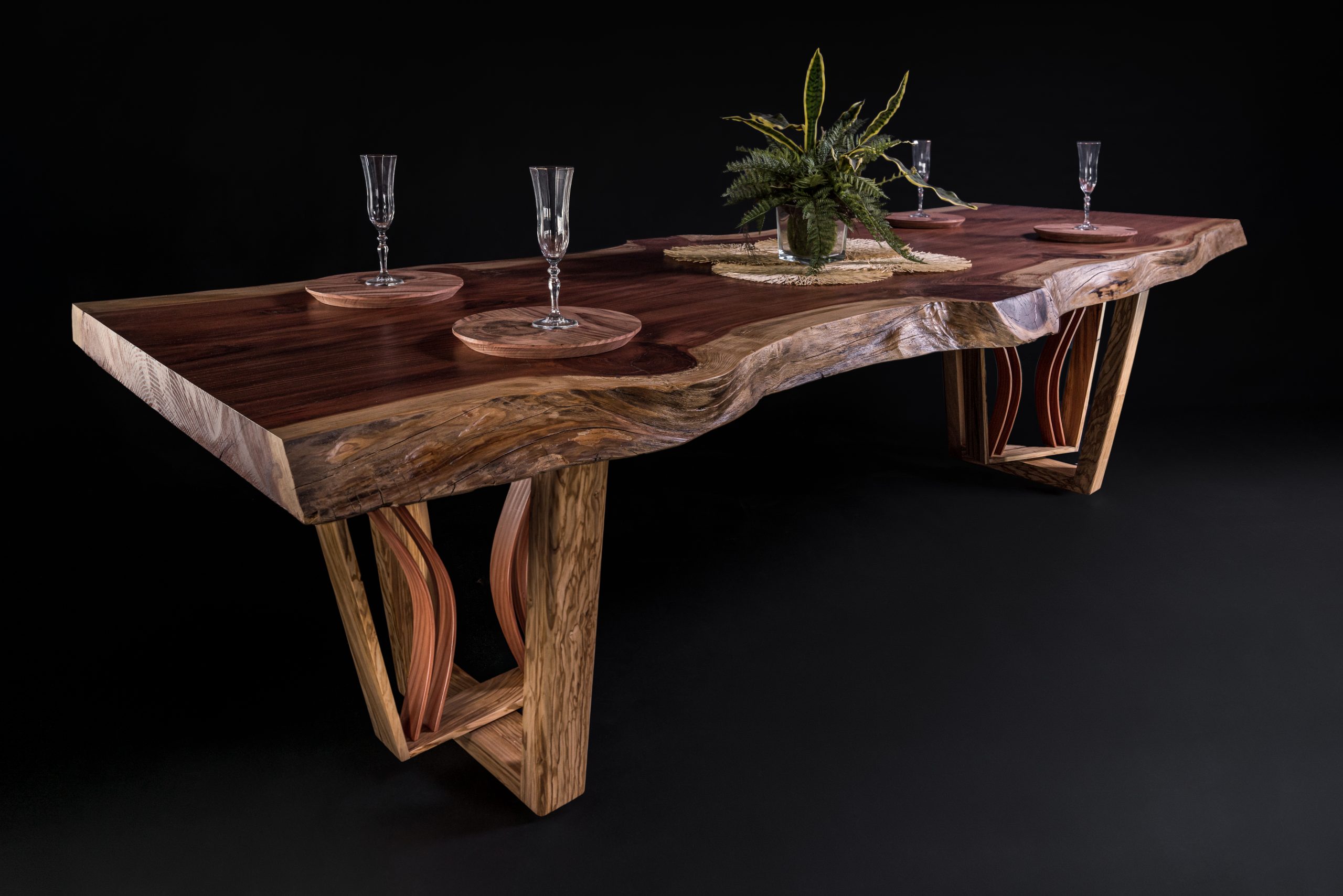 tavolo in legno pregiato